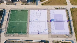 Fußballstadion mit Spielfeldlinien und Tribünen