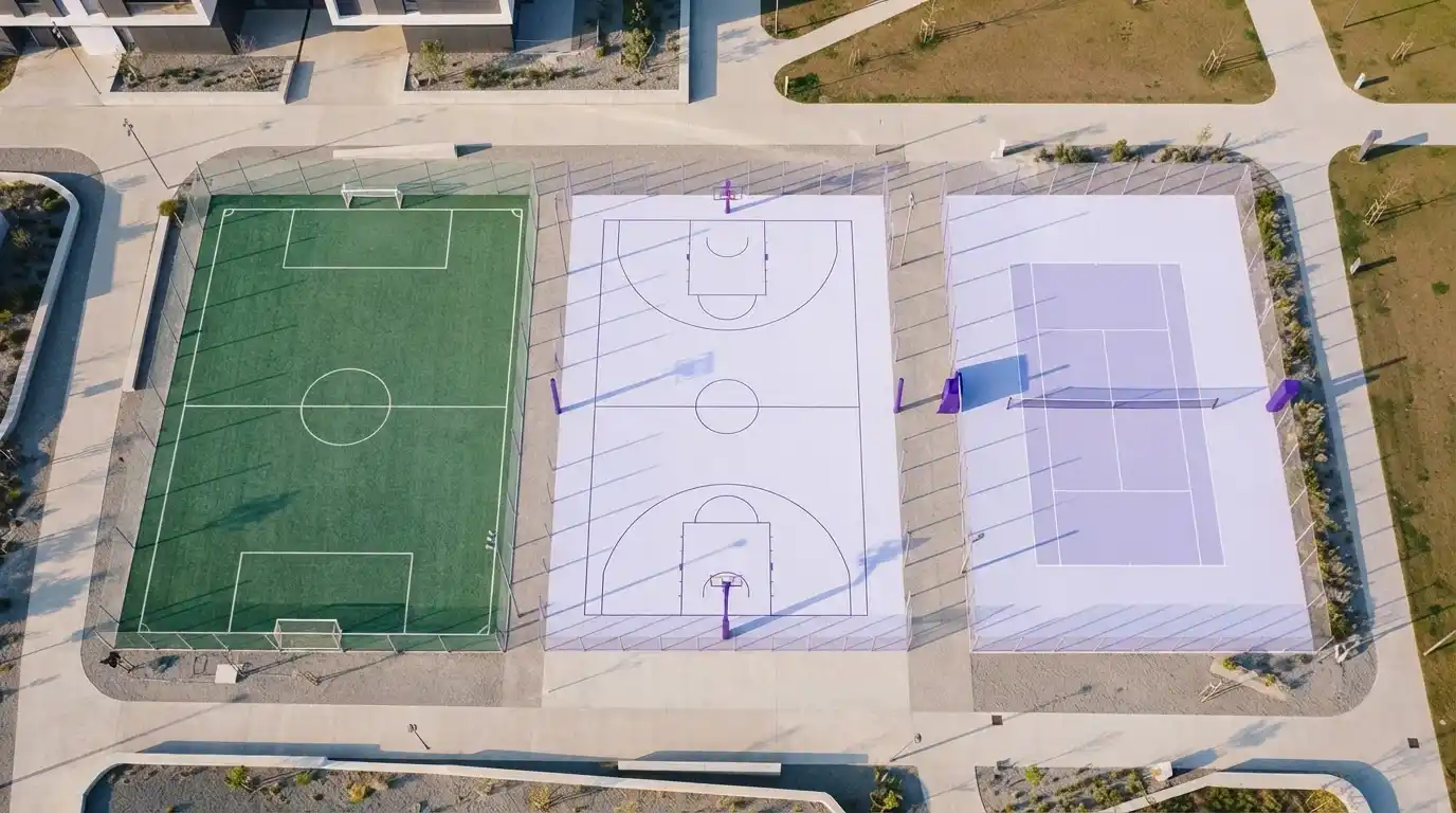 Fußballstadion mit Spielfeldlinien und Tribünen